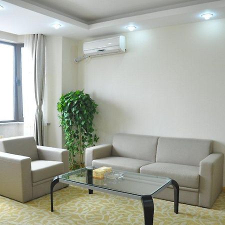 Super 8 Hotel Qingdao Railway Station Gui Zhou Road Buitenkant foto
